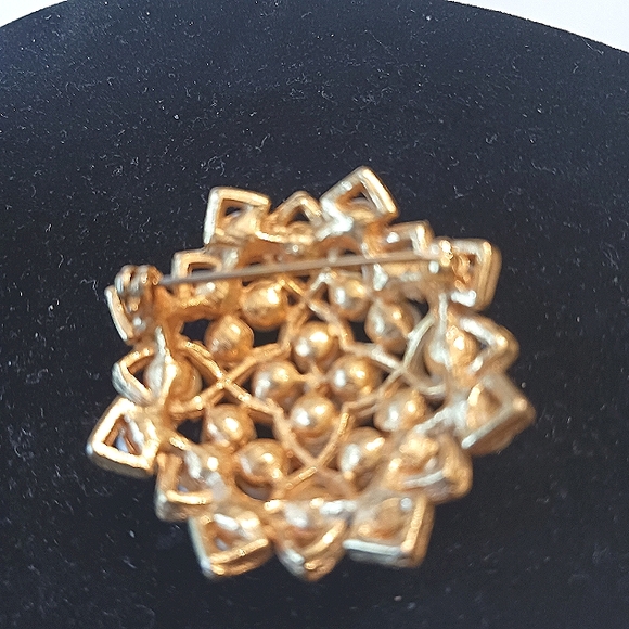 PEARL & Gold & Women's Gorgeous Flower Brooch - Picture 2 of 6